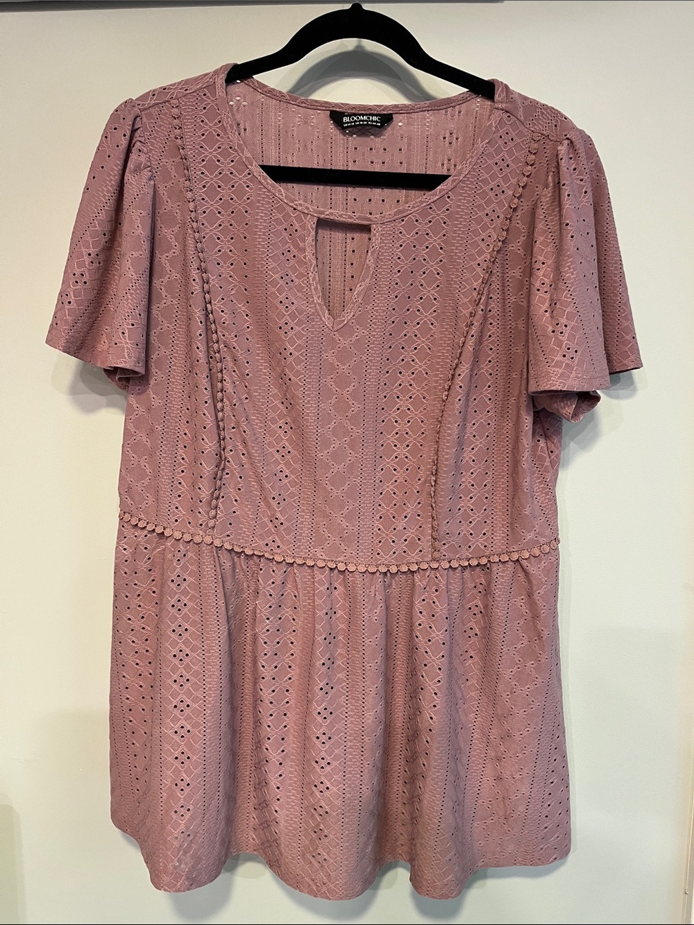 BloomChic  Mauve Eyelet Peplum Tunic Top Size 14-16